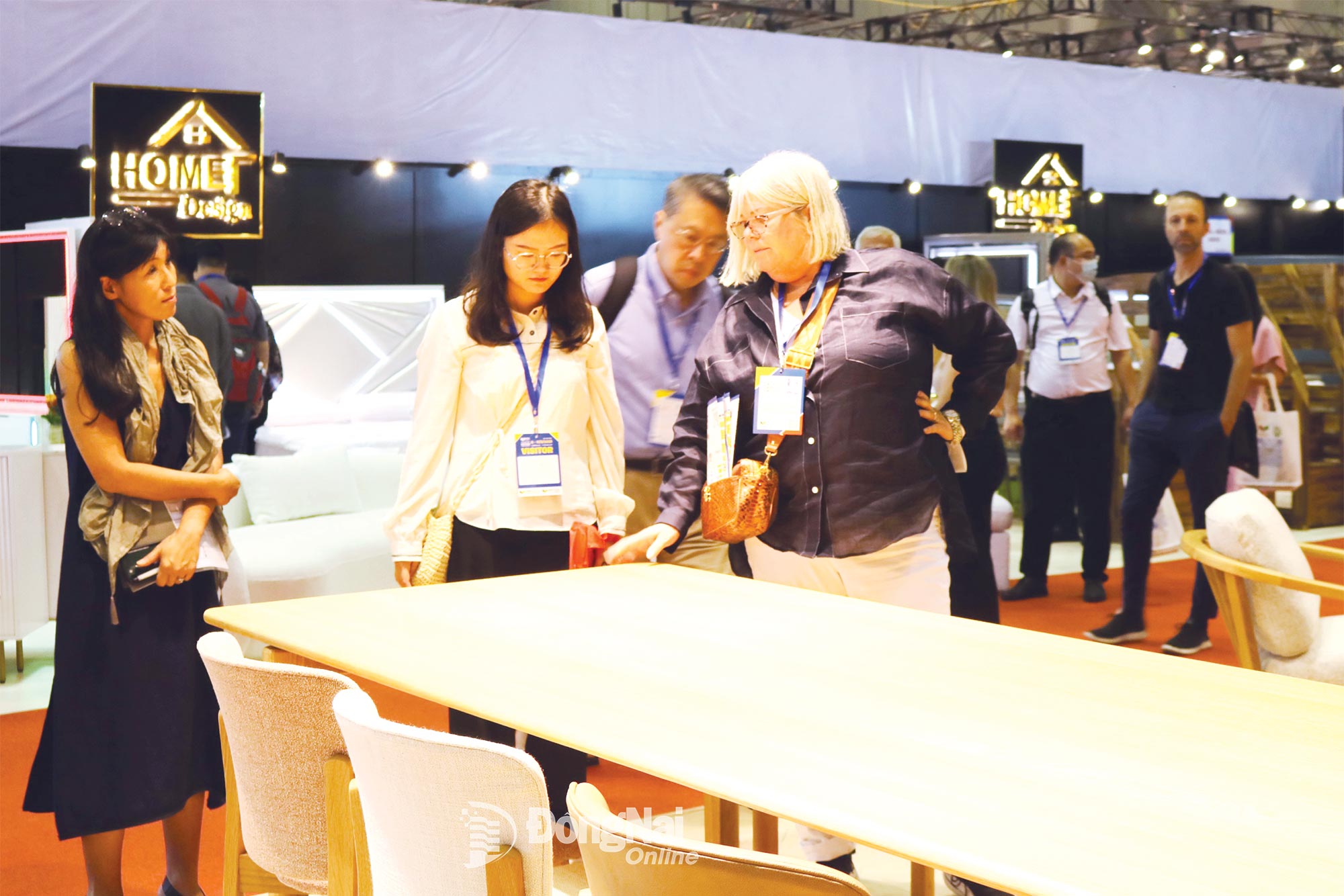 Khách hàng nước ngoài tham quan gian hàng đồ gỗ ở một triển lãm quốc tế chuyên ngành nội thất tại Thành phố Hồ Chí Minh.