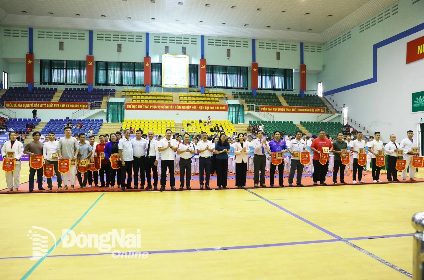 Delegates and organizing committee present commemorative flags and gifts to participating teams. Photo: Huy Anh  