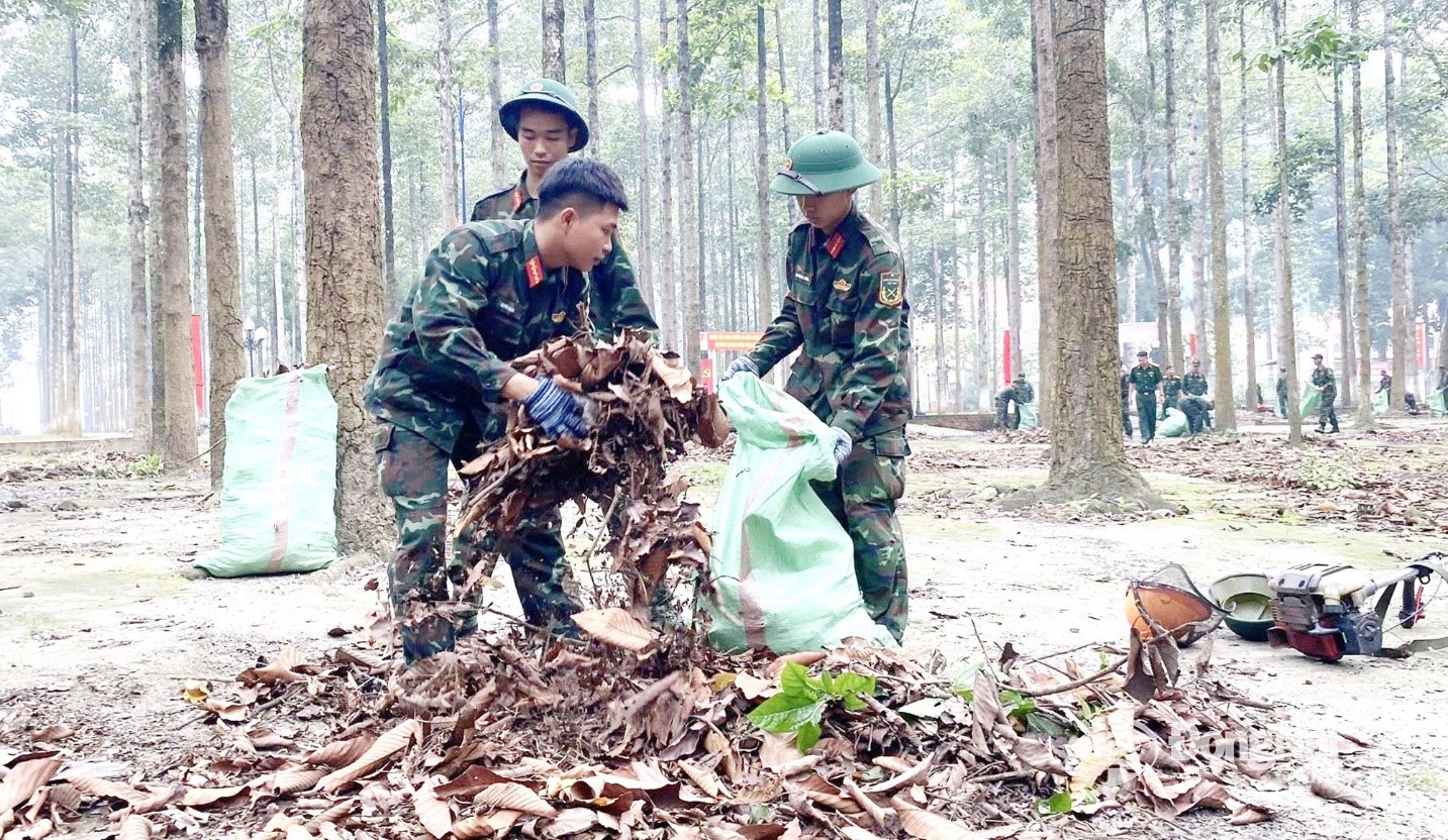 Officers and soldiers from Brigade 96, Artillery and Missile Command, participate in mass mobilization activities in Long Thanh commune. Photo: Courtesy of local authorities