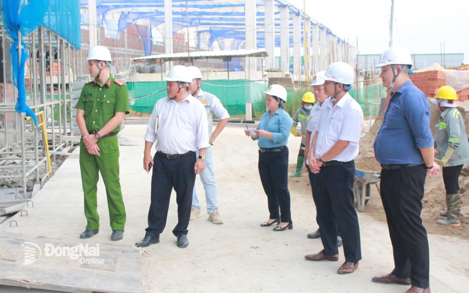 The delegation conducts a labor safety inspection at the construction project of Aimer Vietnam Co., Ltd. Photo: N.Hoa