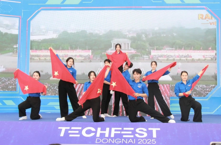 Performance in the program. Photo: Nga Son