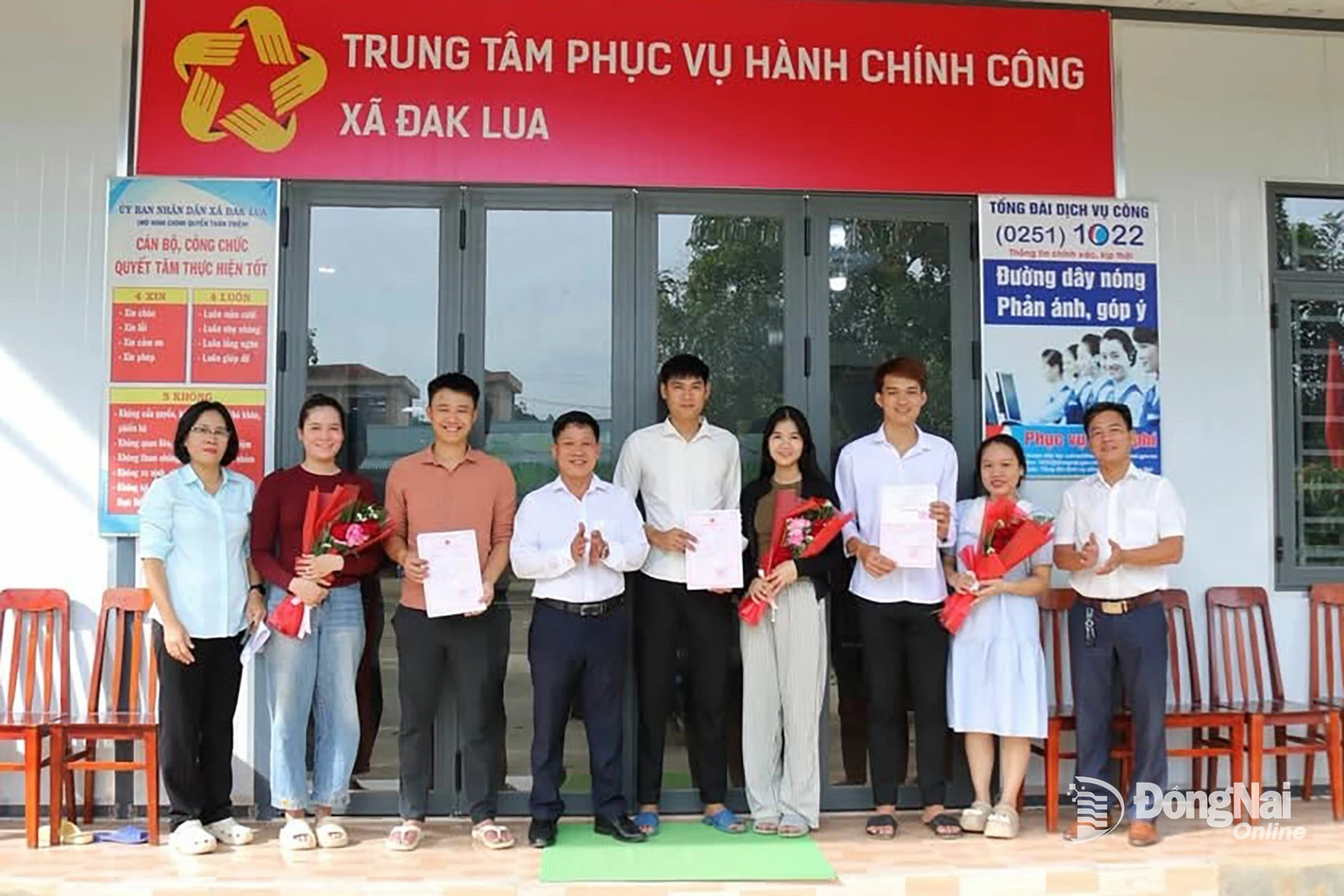 Cán bộ xã Đak Lua chúc mừng 3 cặp vợ chồng được trao giấy chứng nhận kết hôn. Ảnh: ĐVCC