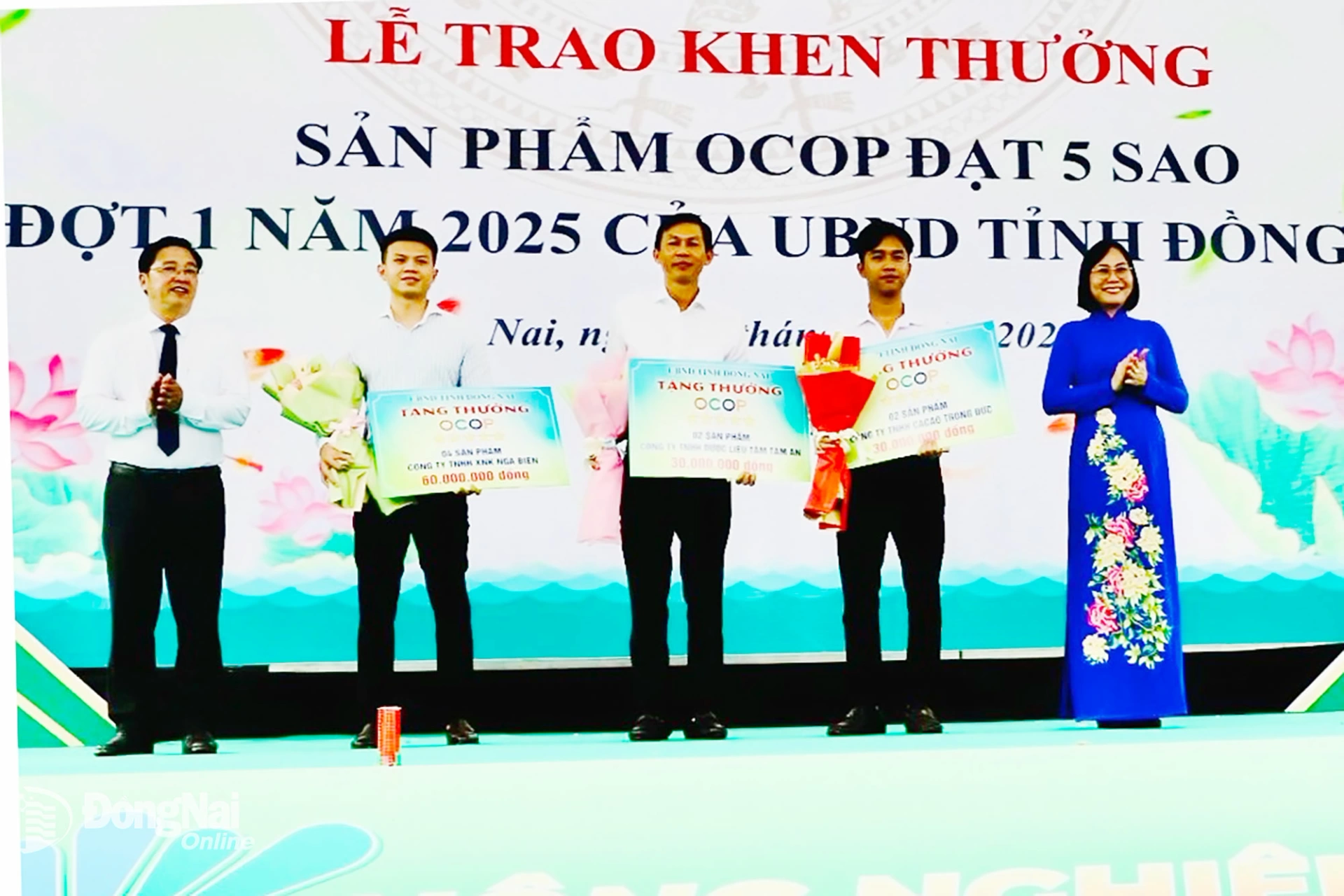 Provincial Party Committee member, Vice Chairwoman of Dong Nai Provincial Peoples Committee Nguyen Thi Hoang and Deputy Director of the Provincial Department of Agriculture and Environment Nguyen Van Thang, award certificates of merit from the Provincial Peoples Committee to 3 entities achieving 5-star OCOP in 2025. Photo: B.Nguyen


