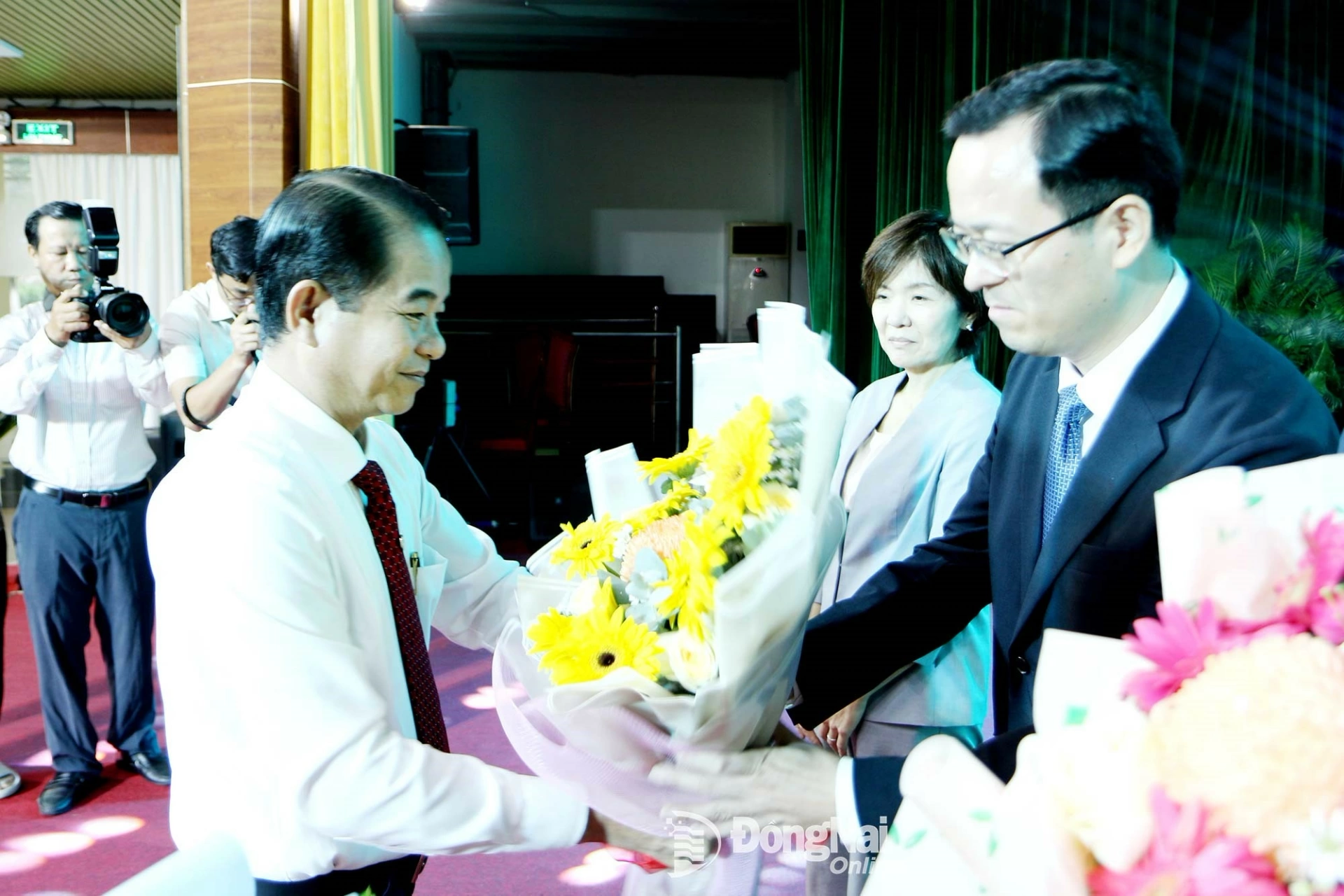 Thai Bao, Deputy Secretary of the Provincial Party Committee and Head of the Provincial Party Committee’s Organization Commission, presents flowers to welcome the Consuls General, Acting Consuls General, and Consuls attending the Friendship Culture and Sports Week 2025 in Dong Nai. Photo: Van Truyen