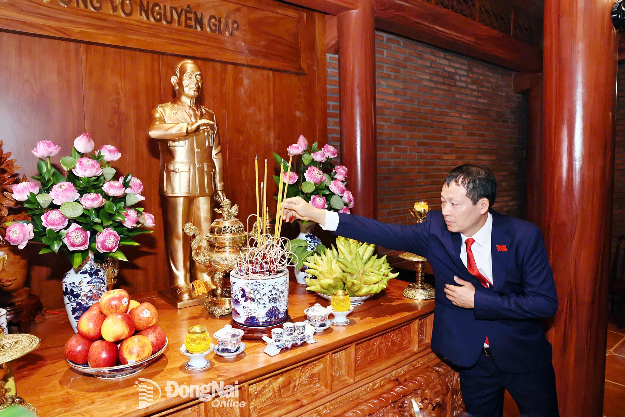 Secretary of the Provincial Party Committee, Head of the Dong Nai Provincial Delegation of National Assembly Deputies Vu Hong Van offers incense. Photo: Cong Nghia
