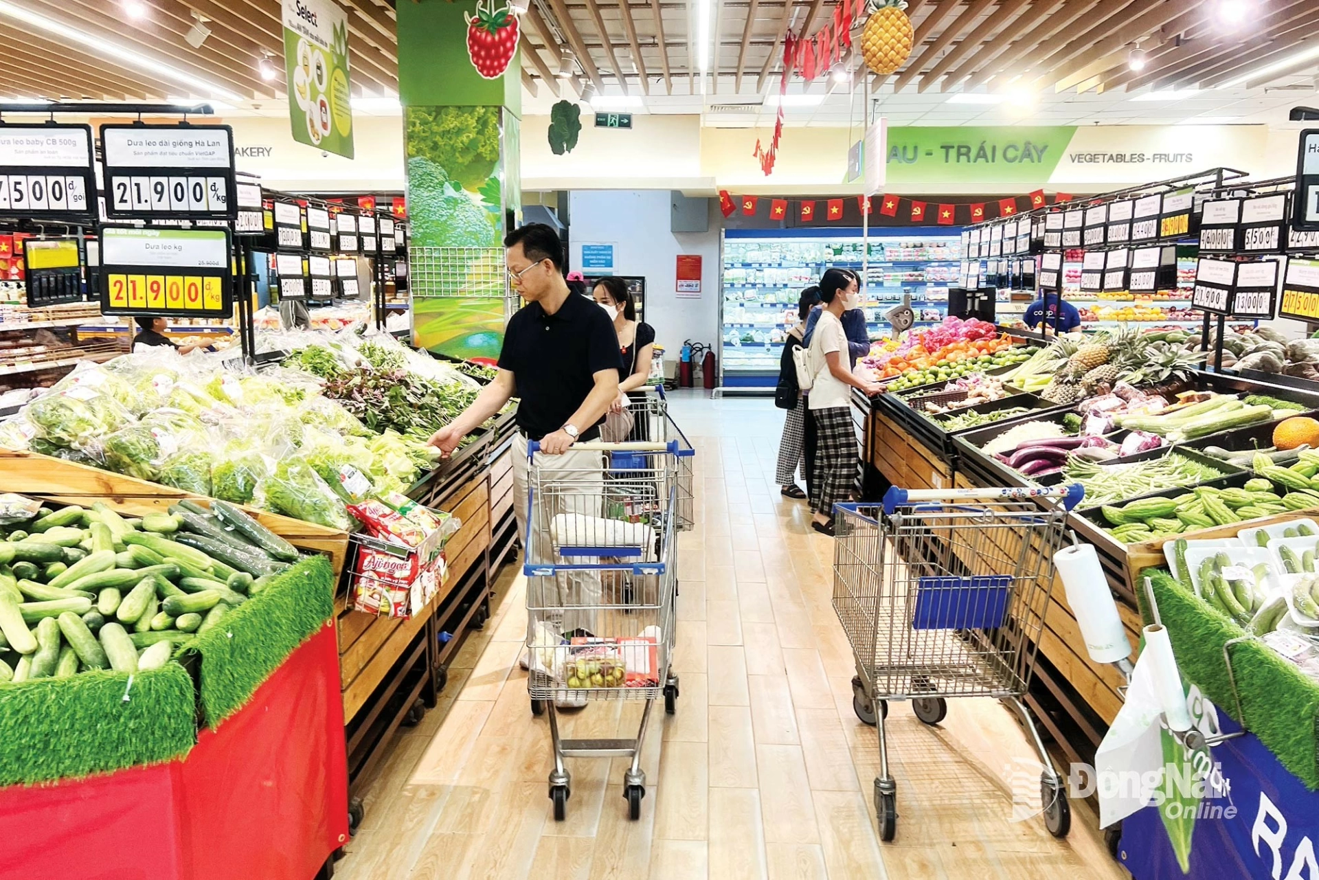 Shoppers select fresh vegetables and fruits at Co.opmart Bien Hoa Supermarket in Tam Hiep ward, Dong Nai province. Photo: Hai Quan