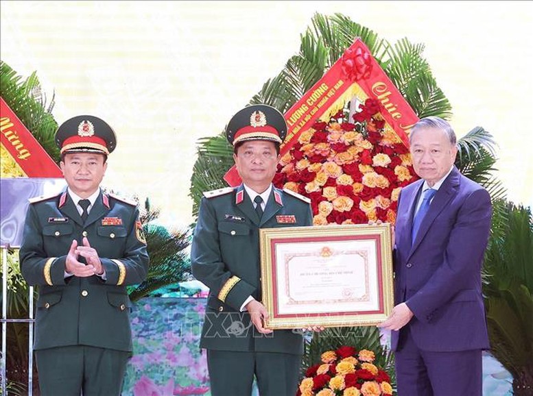 Tổng Bí thư Tô Lâm trao Huân chương Hồ Chí Minh cho đại diện Quân khu 4. Ảnh: TTXVN