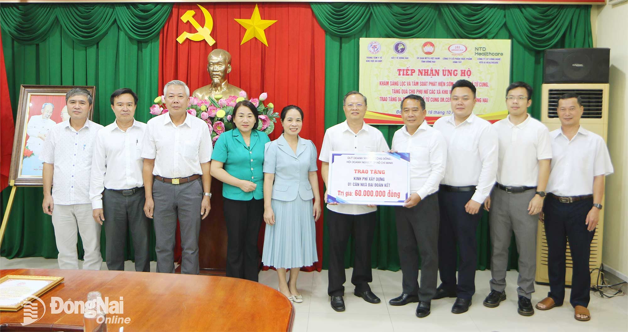 Phó Chủ tịch Ủy ban MTTQ Việt Nam tỉnh Đồng Nai Nguyễn Tấn Phú tiếp nhận đóng góp của Quỹ Doanh nhân vì cộng đồng - Hội Doanh nghiệp Thành phố Hồ Chí Minh. Ảnh: Văn Truyên
