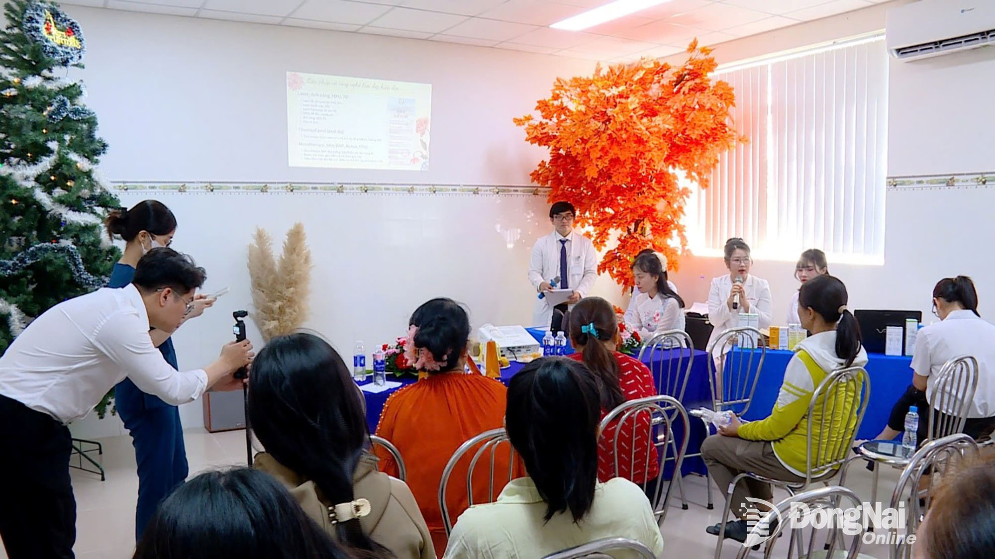 Tọa đàm - Mini Talkshow: “Tỏa sáng vẻ đẹp - Trao gửi yêu thương” tại Bệnh viện Da liễu tỉnh Đồng Nai nhân Ngày Phụ nữ Việt Nam (20-10). Ảnh: Ngọc Thành