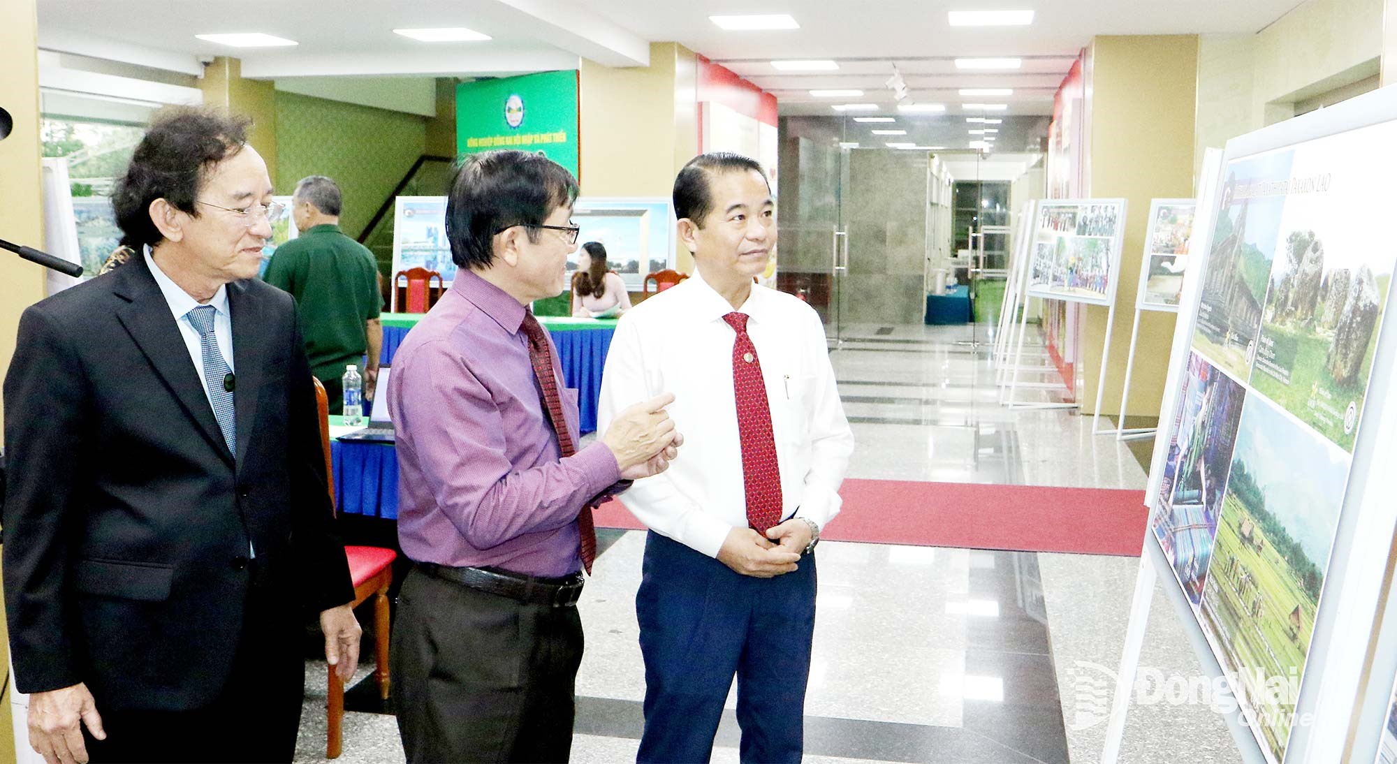 Thai Bao, Deputy Secretary of the Provincial Party Committee and Head of the Provincial Party Committee’s Organization Commission, visits the photo exhibition at the opening ceremony of the Friendship Culture and Sports Week 2025 in Dong Nai province. Photo: Van Truyen