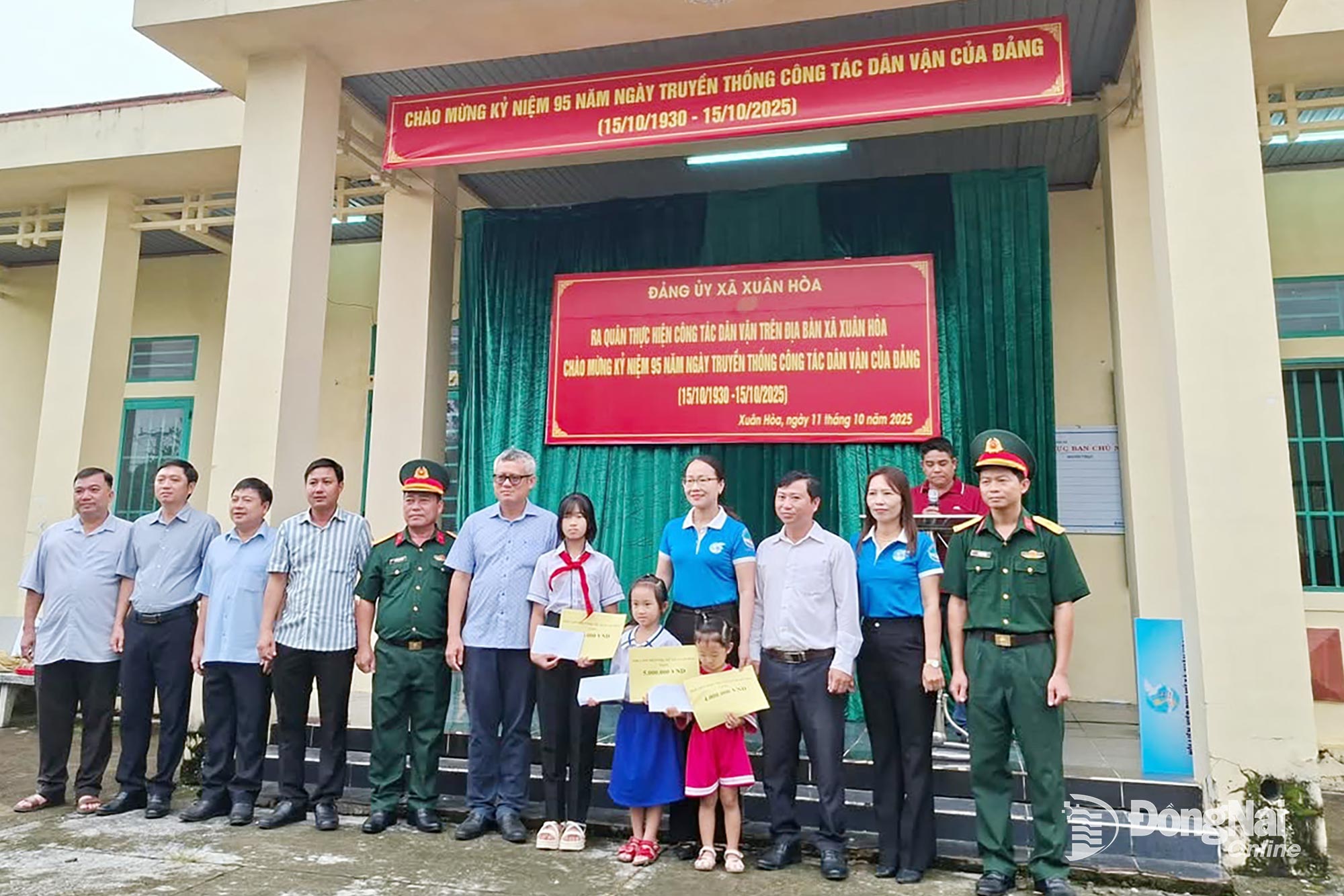 Xuan Hoa commune leaders present scholarships to poor students who overcome difficulties. Photo: Duc Quy