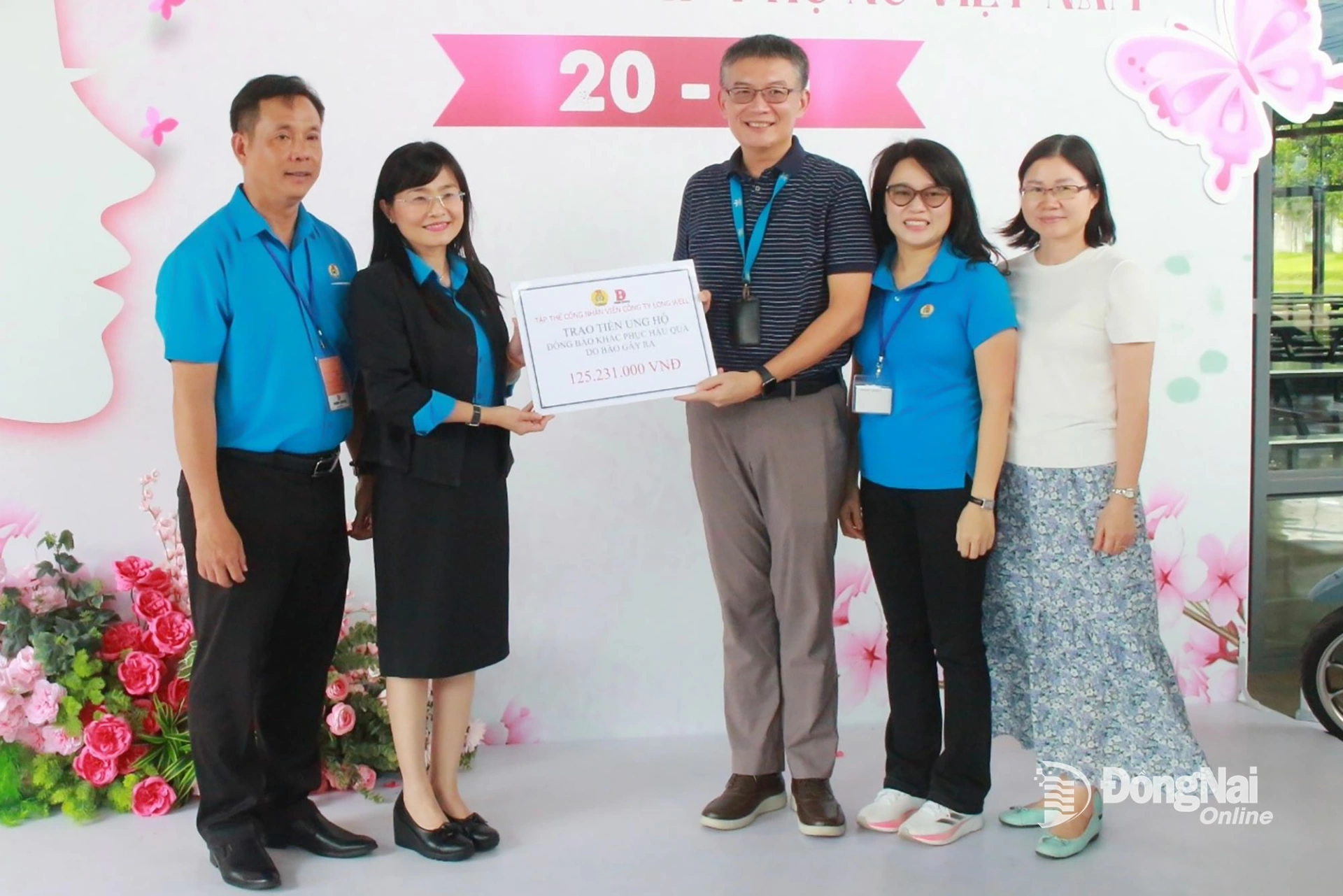 Đại diện lãnh đạo công ty và Công đoàn cơ sở Công ty TNHH Longwell trao biểu trưng ủng hộ đồng bào bị ảnh hưởng bão lũ cho Liên đoàn Lao động tỉnh Đồng Nai. Ảnh: N.Hòa