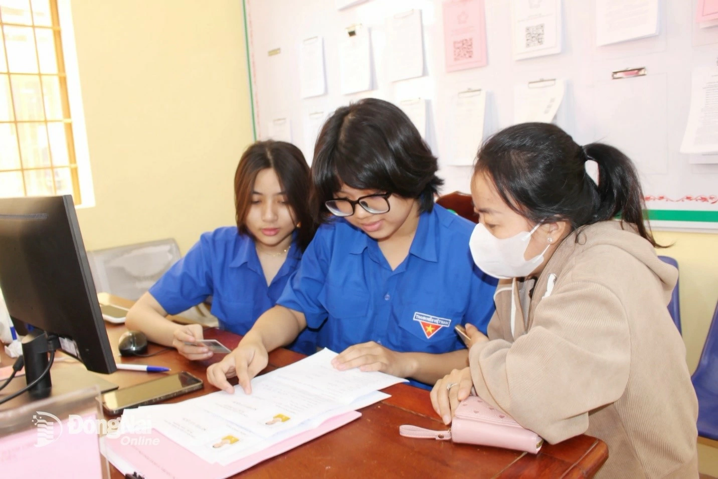 Citizens receive attentive guidance when handling administrative procedures at the An Vien commune public service center. Photo: Ho Thao