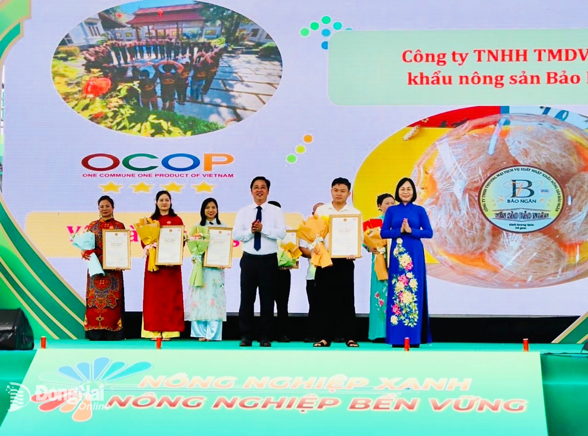 Provincial Party Committee member, Vice Chairwoman of Dong Nai Provincial Peoples Committee Nguyen Thi Hoang and Deputy Director of the Department of Agriculture and Environment Nguyen Van Thang award certificates for 52 OCOP products in 2025. Photo: B.Nguyen

