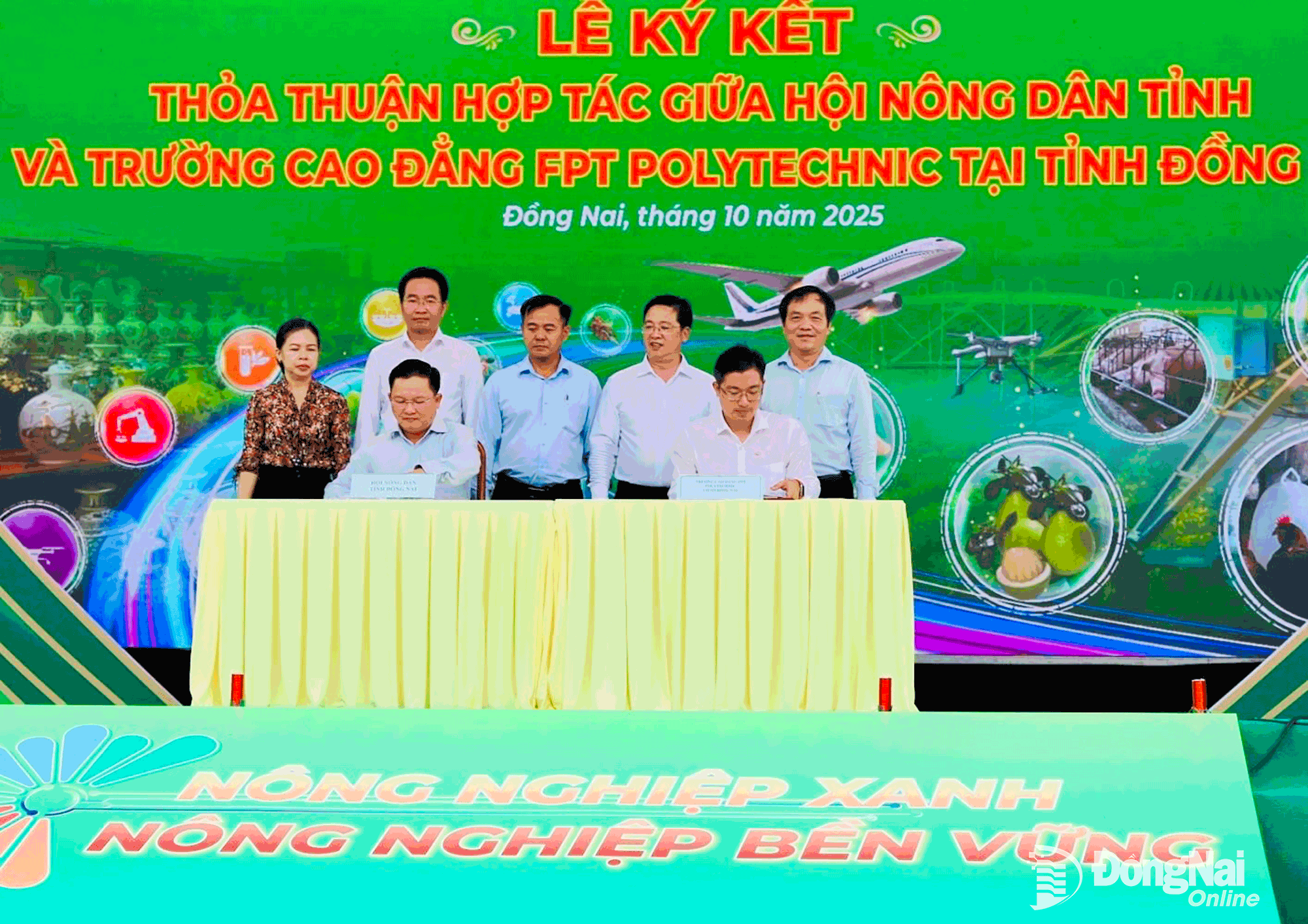 The Dong Nai Farmers’ Association and FPT Polytechnic College sign a cooperation agreement on applying digital technology in agricultural production. Photo: B. Nguyen