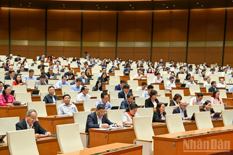 Các đại biểu Quốc hội tham gia phiên thảo luận. (Ảnh: THỦY NGUYÊN)