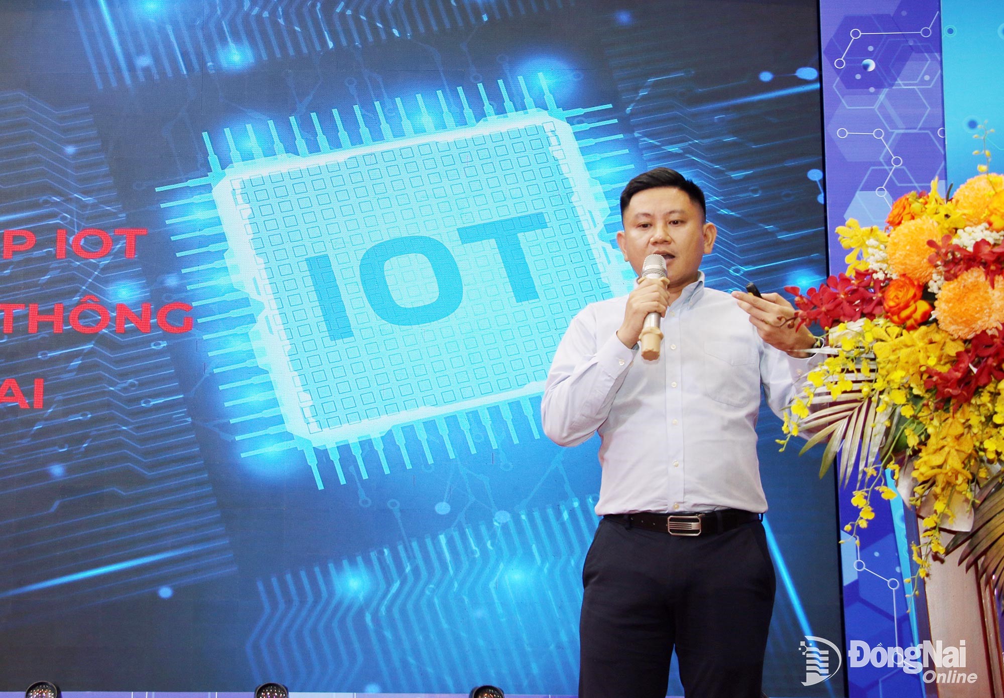 Bui Tien Dung, Director of Enterprise Customer Division at Vconnex, delivers a presentation at the workshop. Photo: Hai Quan