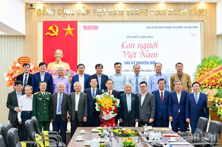 Các đại biểu chụp ảnh lưu niệm cùng tác giả Nguyễn Hồng Vinh tại Lễ ra mắt sách. (Ảnh: BẢO LONG)
