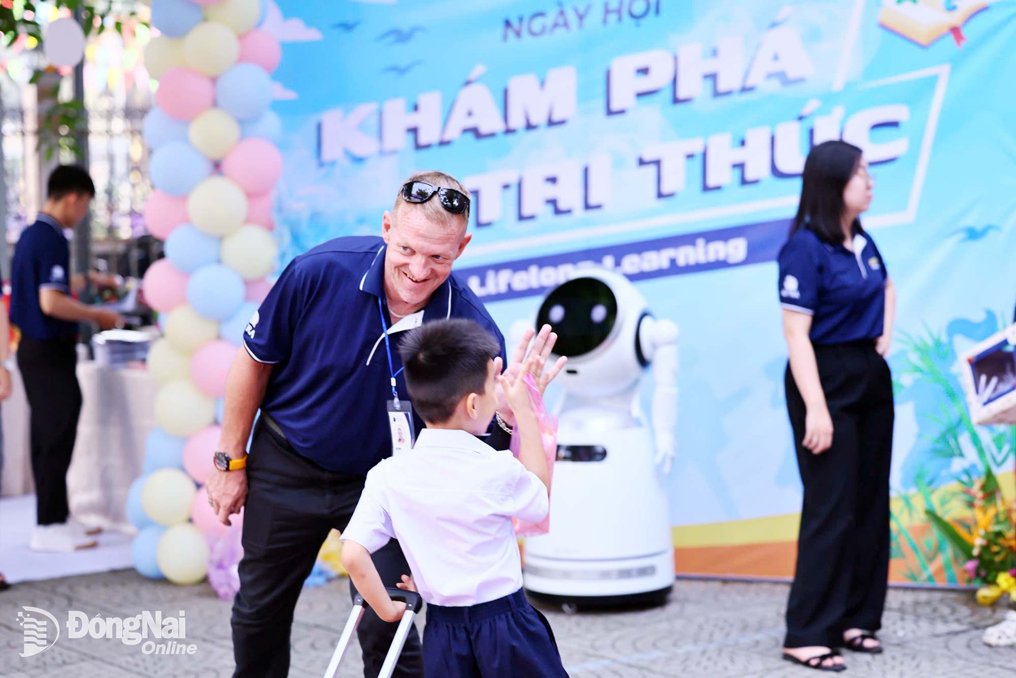 Mô hình tàu điện cao tốc được các giáo viên giới thiệu tới học sinh. Ảnh: Công Nghĩa