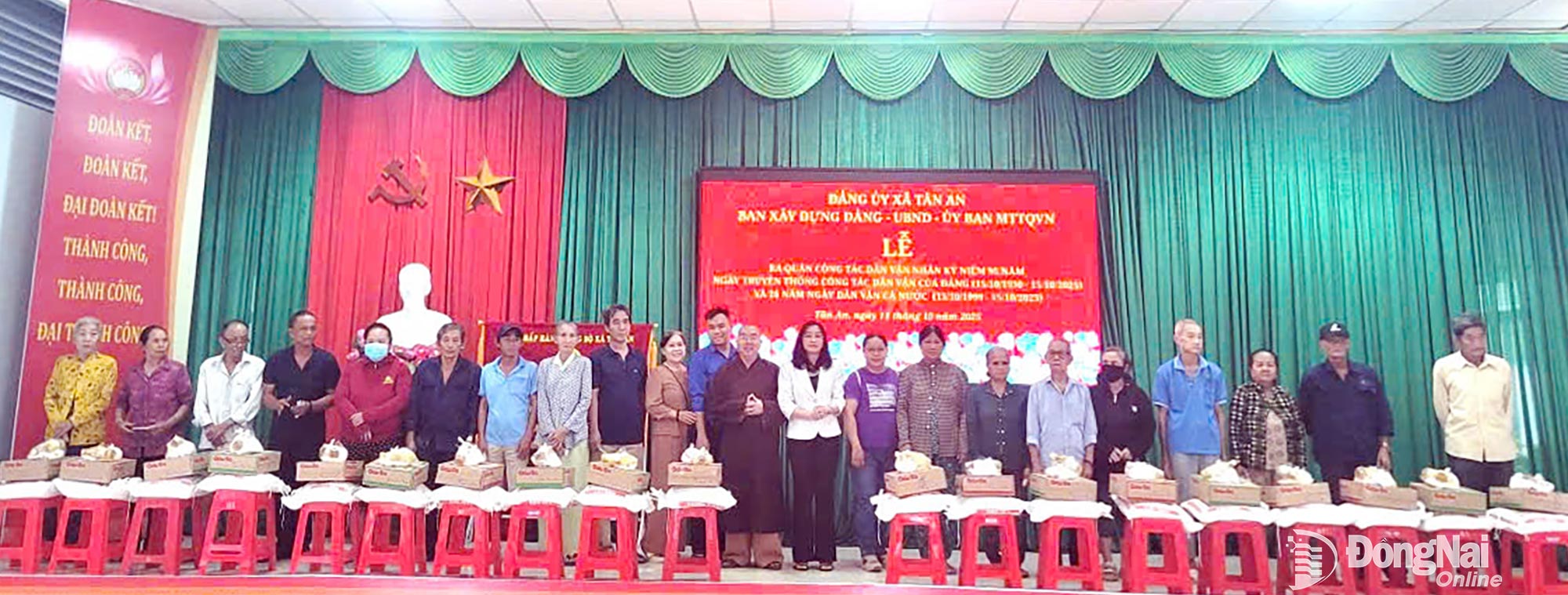 Le Do Kim Chi, Secretary of the Party Committee and Chairwoman of the People’s Council of Tan An commune, presents gifts to poor households. Photo: Viet Cuong
