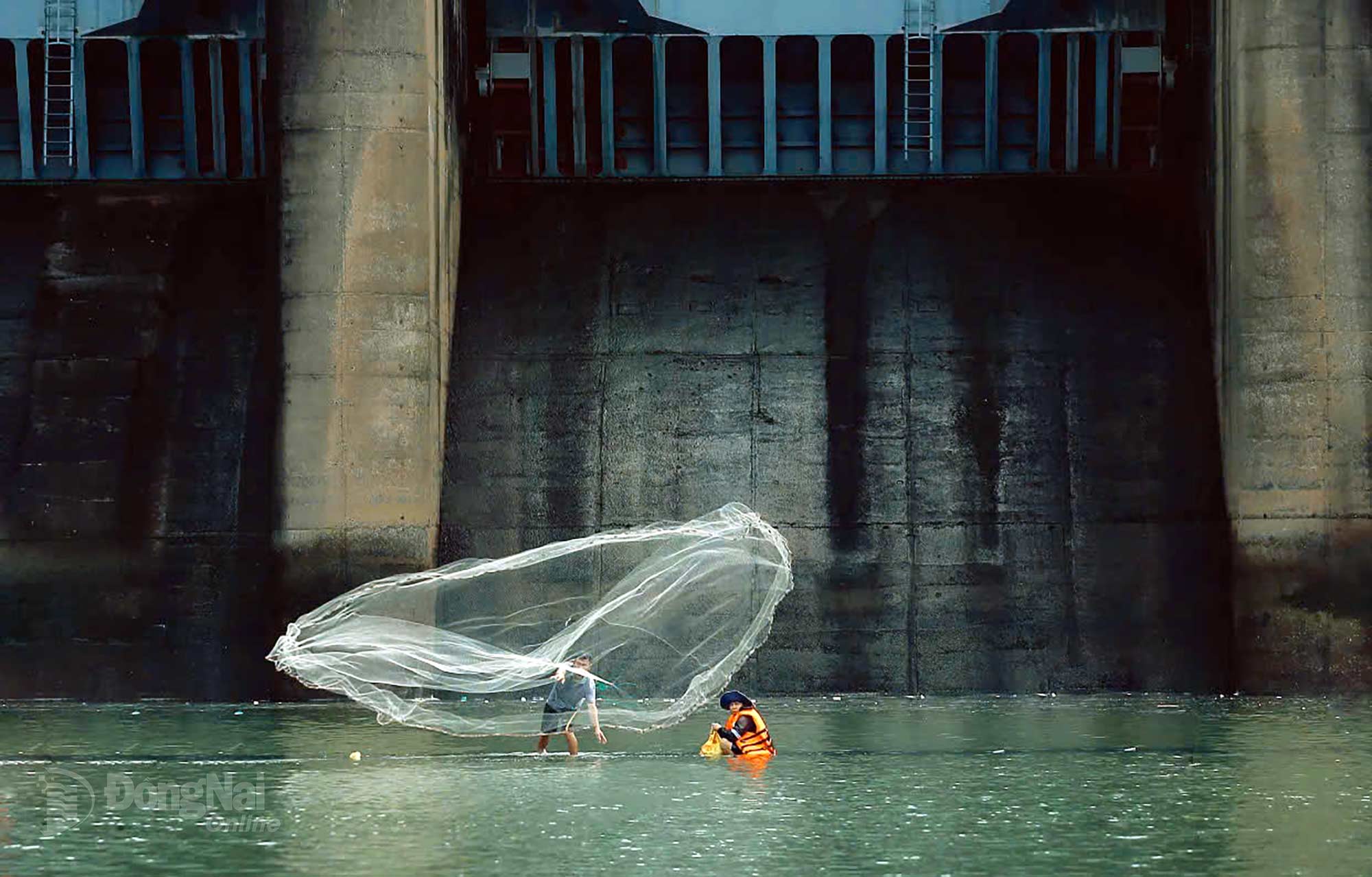 Beautiful scene of a local throwing a net. Photo: Thuy Tien