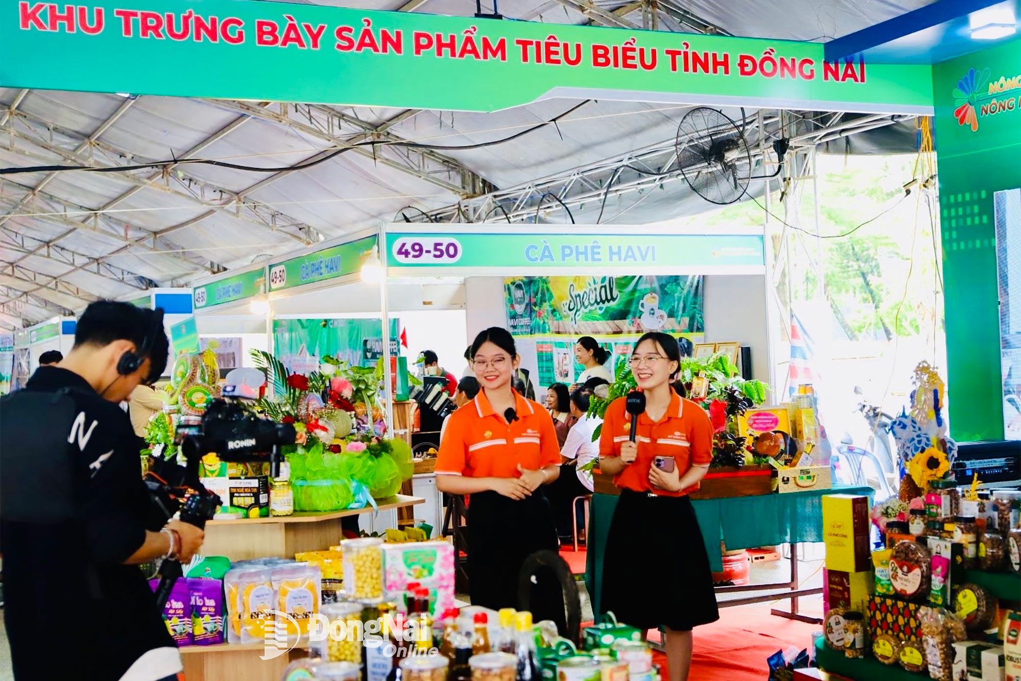 Livestream activities promoting and selling products at the 2025 Dong Nai Agricultural Achievement Exhibition. Photo: B. Nguyen