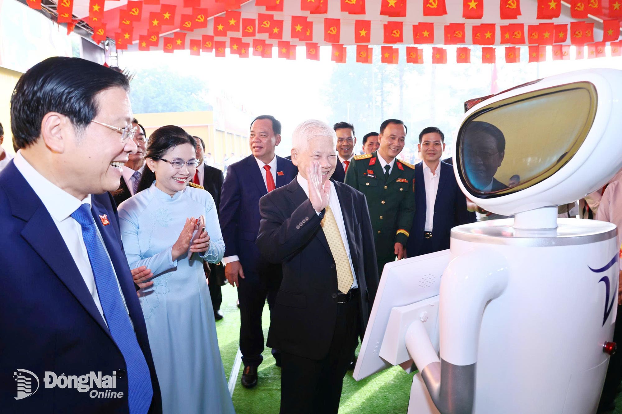 Các đại biểu Trung ương tham quan triển lãm thành tựu phát triển kinh tế - xã hội tỉnh Đồng Nai bên lề Đại hội Đại biểu Đảng bộ tỉnh lần thứ I, nhiệm kỳ 2025-2030.