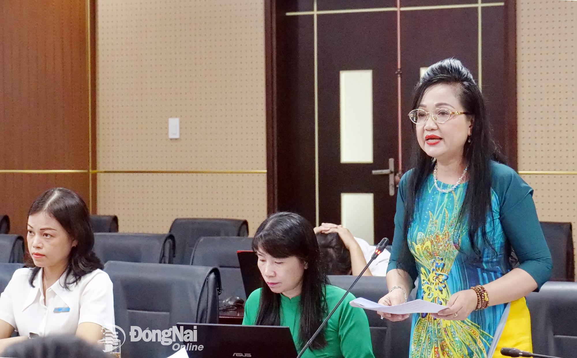 Duong Thi Viet Huong, Deputy Director of Dong Nai Post Office, proposes solutions to expand insurance participation. Photo: Hanh Dung