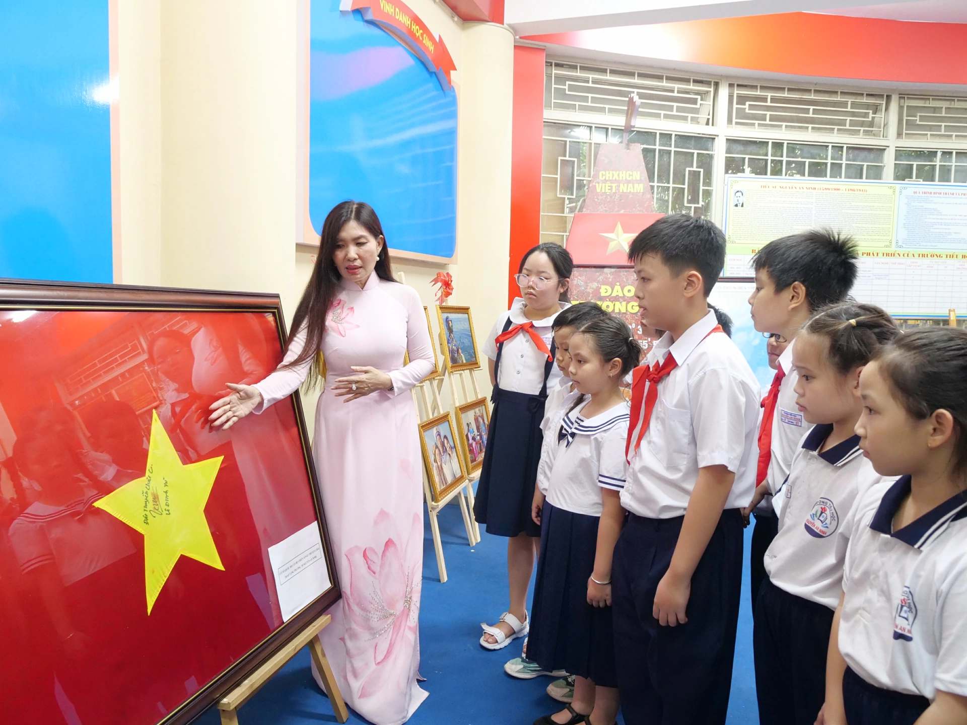 Principal of Nguyen An Ninh Primary School, Hoang Thi Ngoc, educates students on patriotic traditions. Photo: Hanh Dung