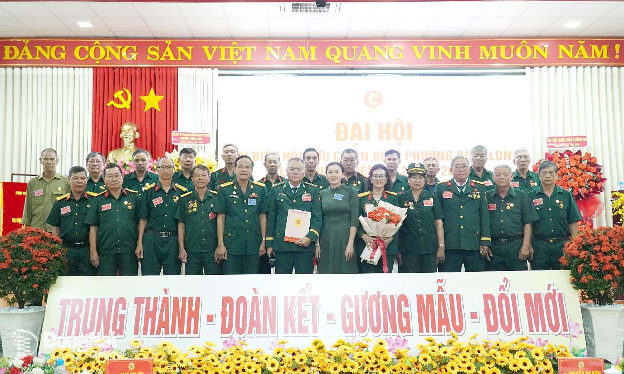 Lãnh đạo Hội Cựu chiến binh tỉnh Đồng Nai và phường Bình Long trao quyết định và tặng hoa các ủy viên Ban Chấp hành Hội Cựu chiến binh phường, nhiệm kỳ 2025-2030. Ảnh: Văn Tâm


