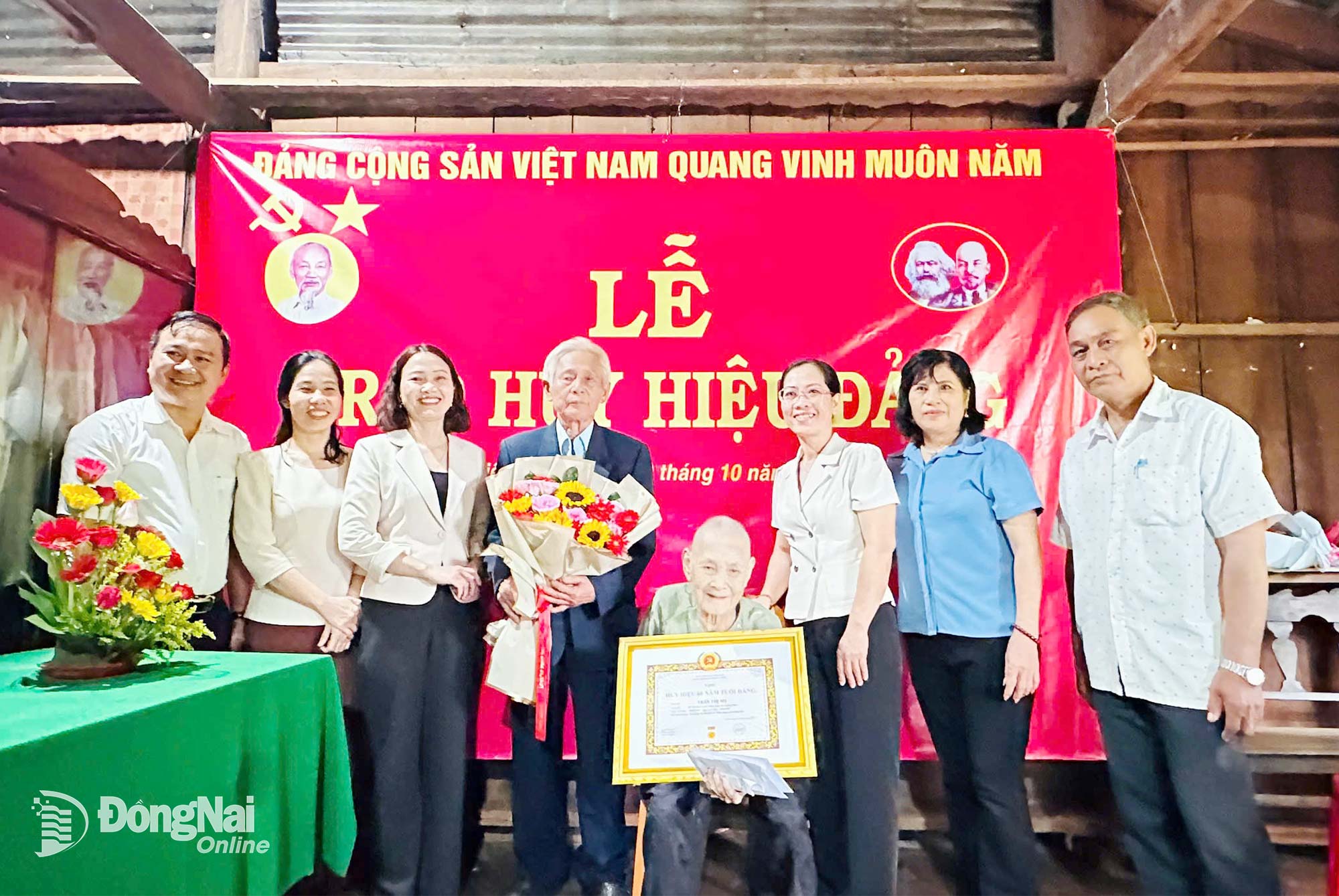 Phó Bí thư Thường trực Đảng ủy xã Thiện Hưng Đỗ Thị Như trao Huy hiệu 60 năm tuổi Đảng cho đảng viên Trần Thị Mỵ. Ảnh: Như Tình