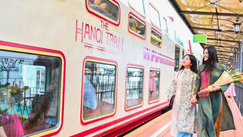 Du khách trải nghiệm đoàn tàu năm cửa ô, một sản phẩm du lịch mới của Hà Nội. (Ảnh: BẢO LONG)