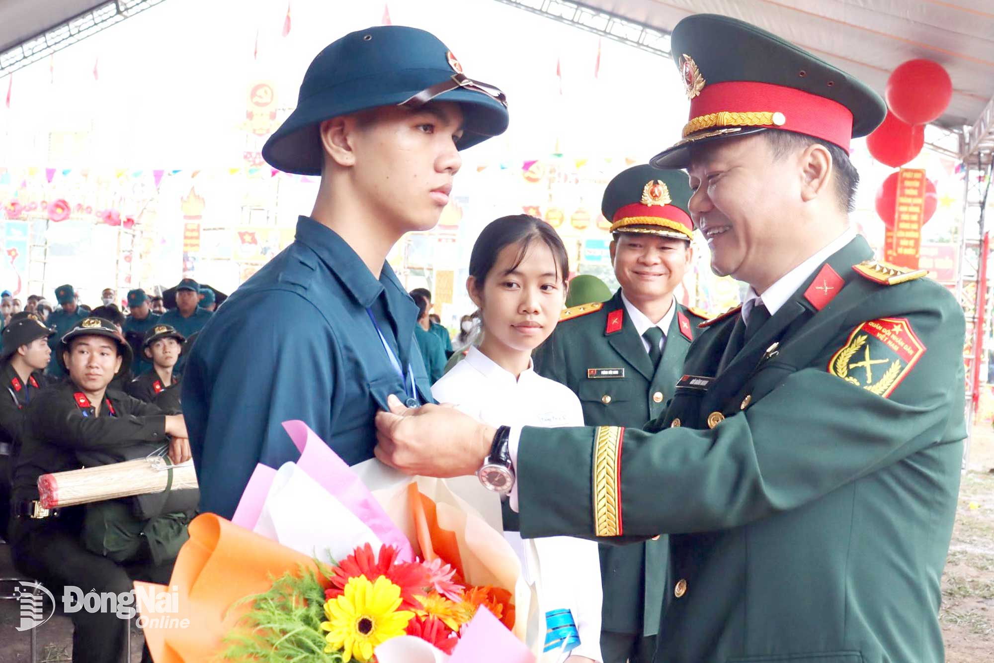 Đại tá Bùi Đăng Ninh, Tỉnh ủy viên, Chính ủy Bộ Chỉ huy Quân sự tỉnh động viên thanh niên Đồng Nai nhập ngũ năm 2025. Ảnh: Nguyệt Hà