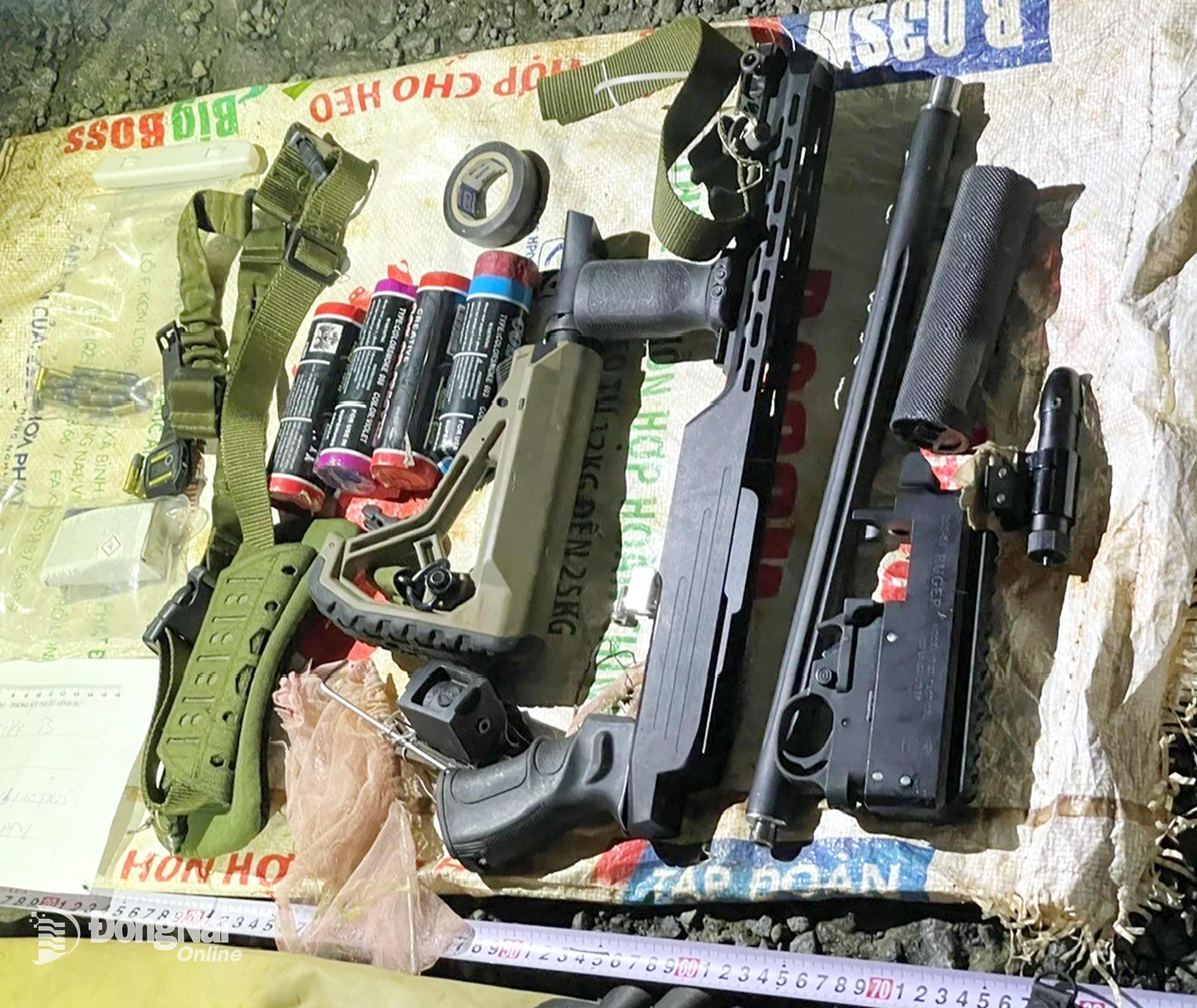 Vũ khí quân dụng được công an thu giữ trong vụ án tại xã Đak Nhau. Ảnh: CAT

