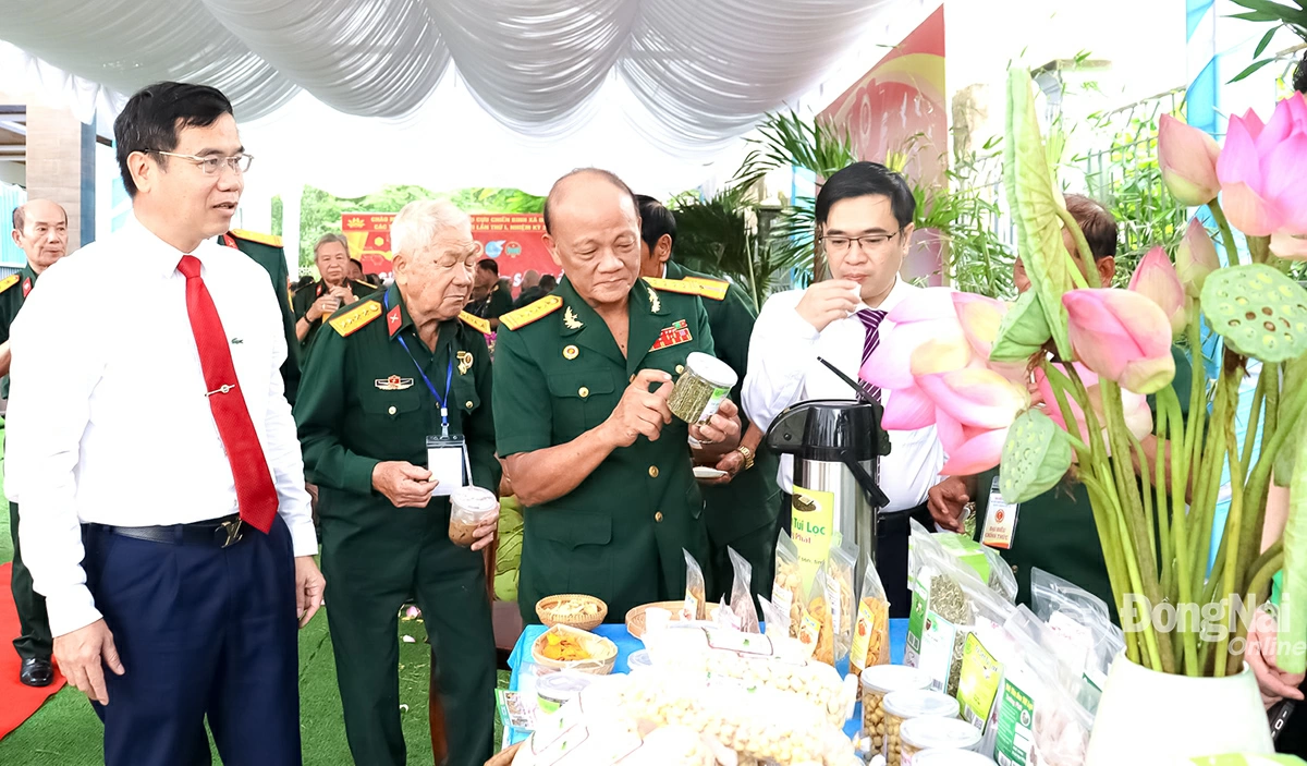 Đại biểu tham quan sản phẩm từ các mô hình cựu chiến binh làm kinh tế giỏi trưng bày bên lề đại hội. Ảnh: Nguyệt Hà