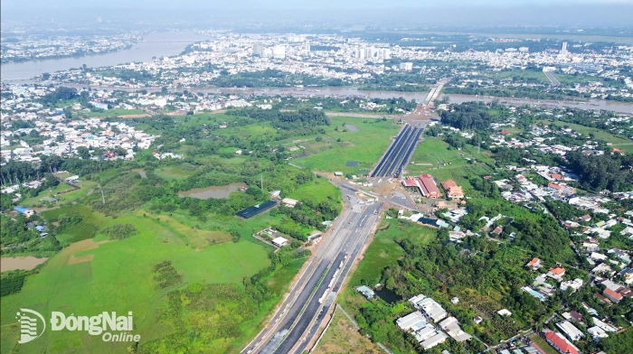 [Chùm ảnh] ‘Lộ diện’ cầu Thống Nhất, đường trục trung tâm đang tăng tốc thi công