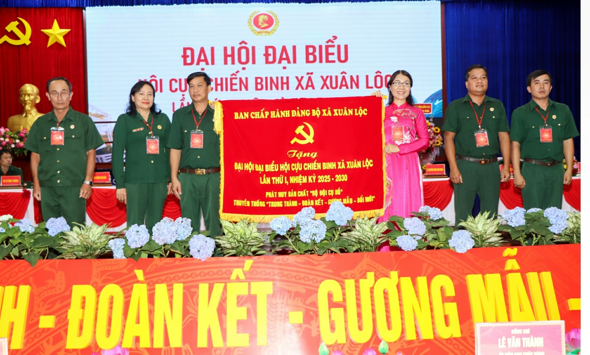 Ban Chấp hành Đảng bộ xã Xuân Lộc tặng đại hội bức trướng với nội dung: “Phát huy bản chất Bộ đội cụ Hồ, truyền thống Trung thành – Đoàn kết – Gương mẫu – Đổi mới”. Ảnh: Hải Đình.