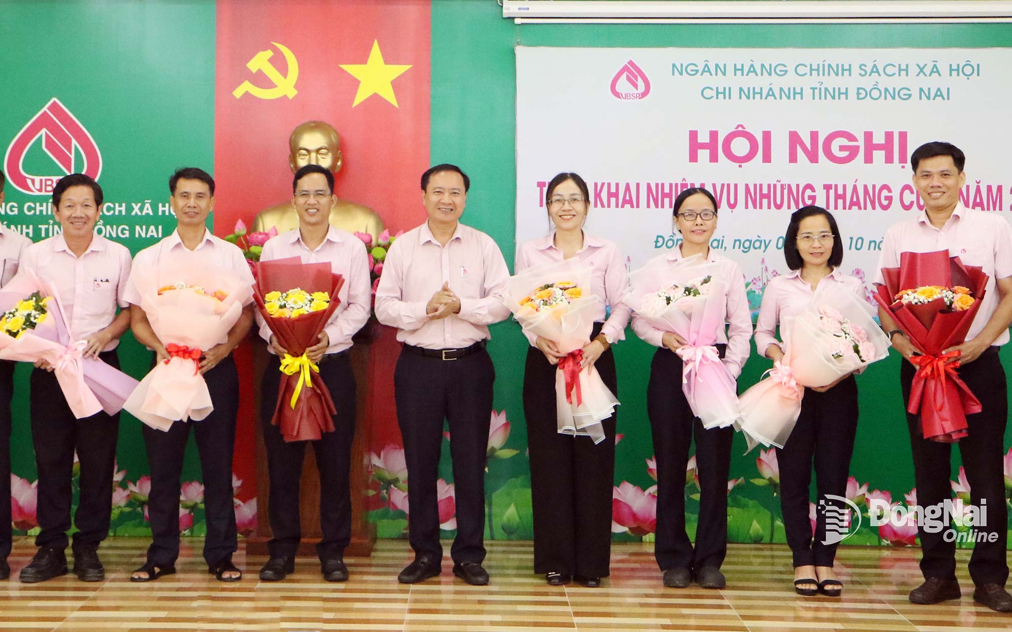 Le Ba Chuyen, Director of the Dong Nai-based VBSP, presents awards to collectives with outstanding performance in implementing social policy credit programs. Photo: Van Truyen