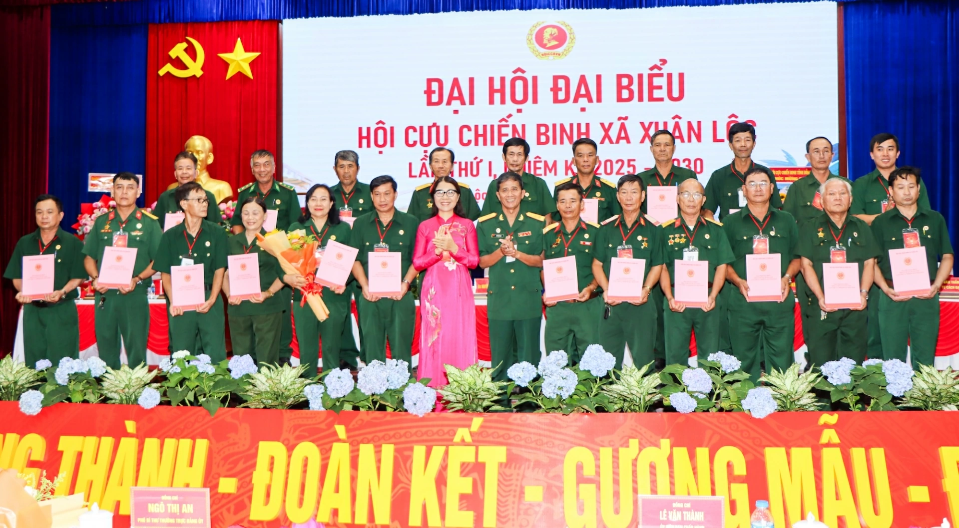 Ban chấp hành Hội Cựu chiến binh xã Xuân Lộc nhiệm kỳ 2025-2030 ra mắt đại hội. Ảnh: Hải Đình.