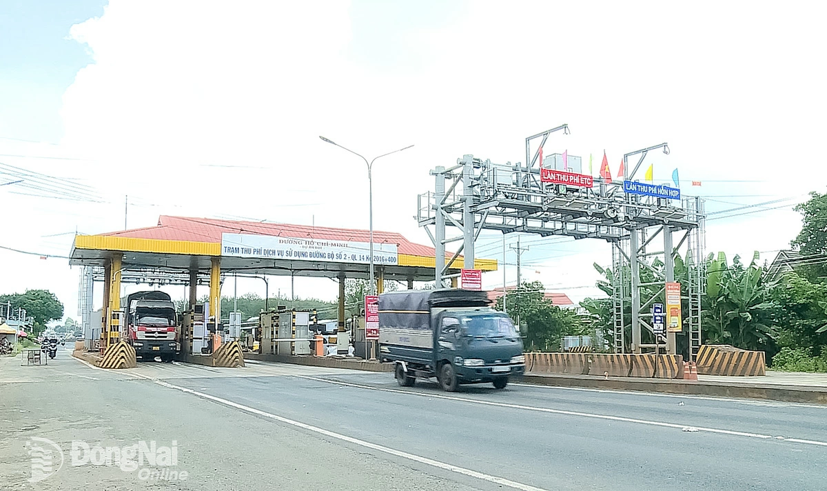 Các trạm thu phí trên địa bàn tỉnh Đồng Nai không xảy ra ùn ứ vì nhiều khách hàng cá nhân đã thực hiện chuyển đổi tài khoản giao thông trả phí không dừng. Ảnh: Ngân Hà