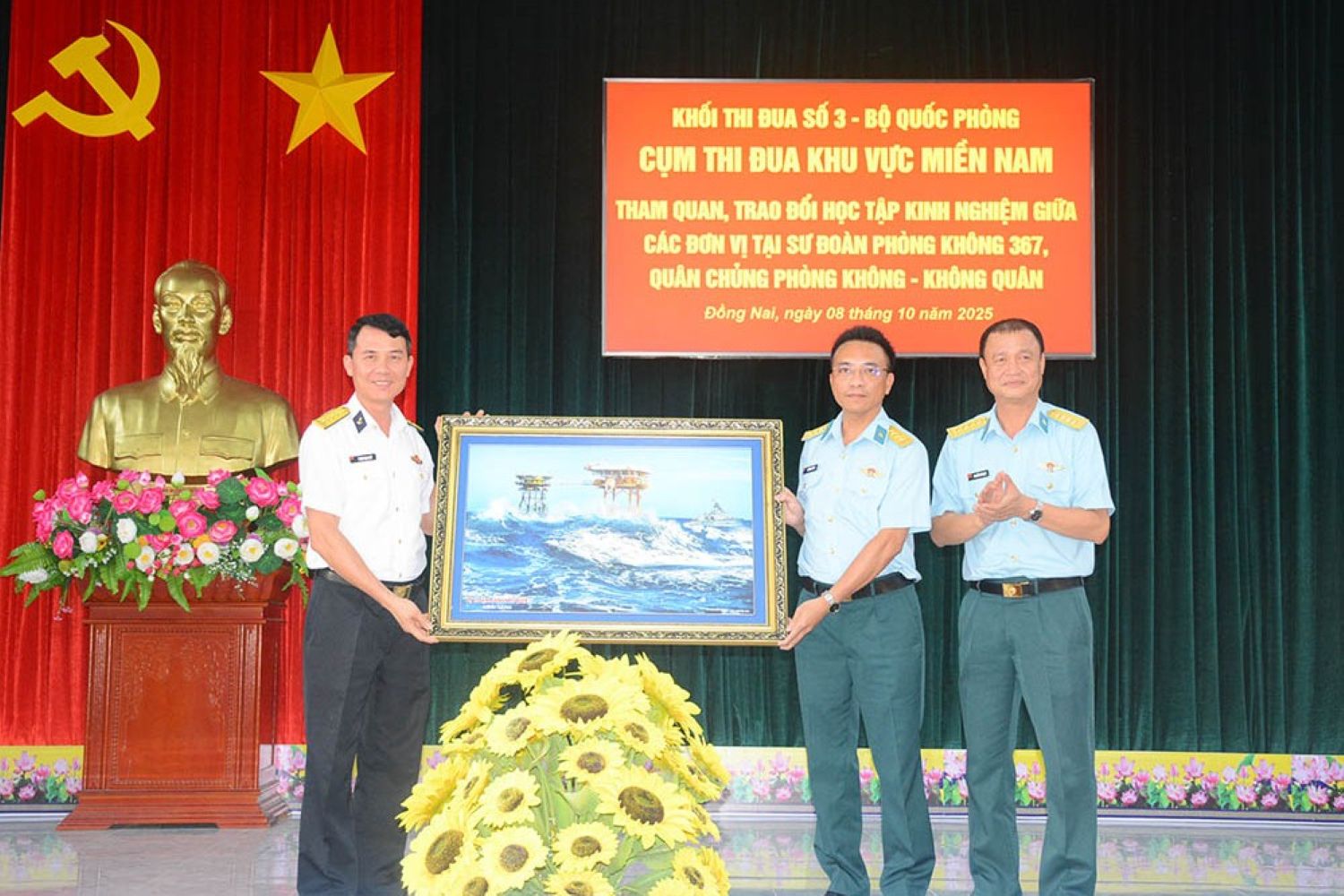 Đại tá Phạm Ngọc Quý, Chủ nhiệm Chính trị Vùng 2 Hải quân tặng quà Sư đoàn 367. Ảnh: ĐVCC