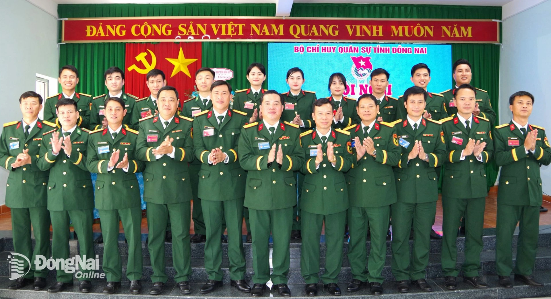 Thủ trưởng các cơ quan Bộ Chỉ huy quân sự tỉnh và các đại biểu dự hội nghị quân khu ra mắt. Ảnh: Nguyệt Hà