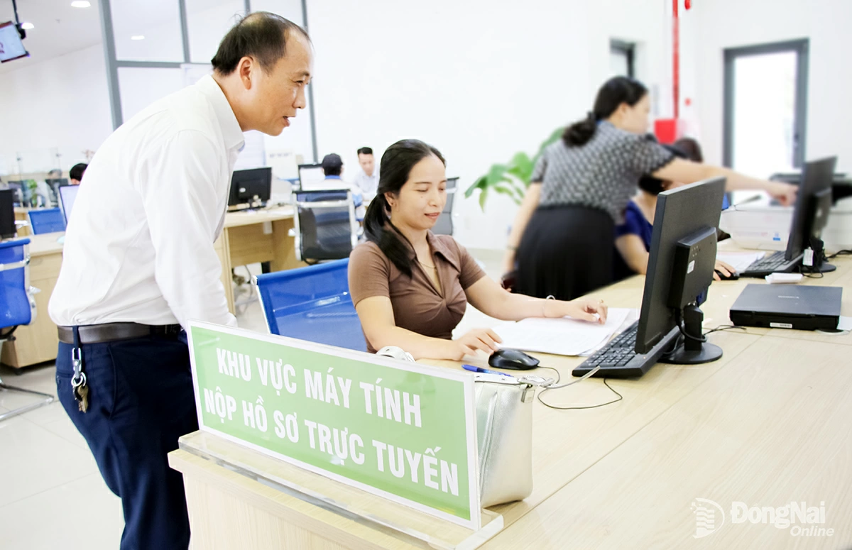 Người dân thực hiện các thủ tục hành chính trực tuyến tại Trung tâm Phục vụ hành chính công tỉnh Đồng Nai. (Ảnh Hải Quân)