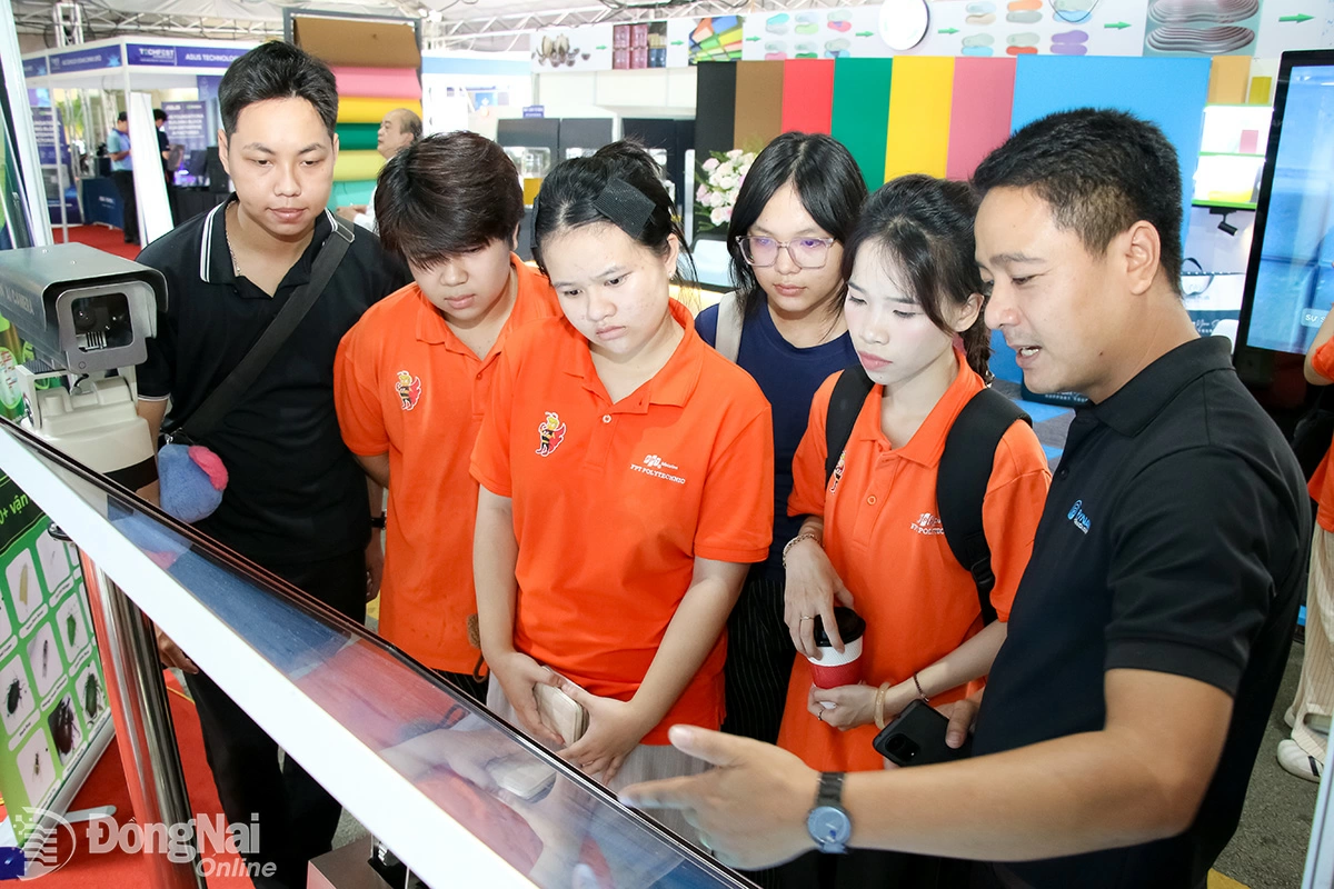 Các bạn trẻ tham quan, trải nghiệm gian hàng công nghệ số tại Ngày hội Techfest Dong Nai 2025