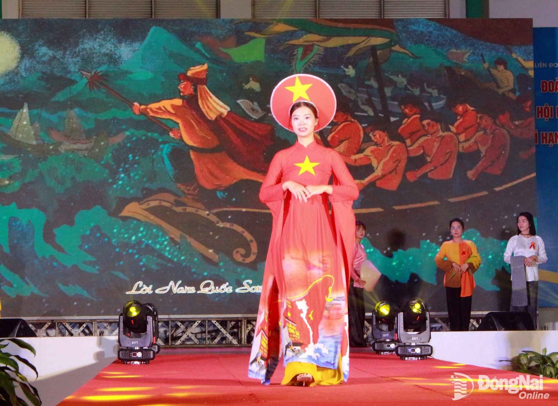 Teams participate in the ao dai and ba ba blouse fashion show segment of the contest. Photo: N. Hoa	