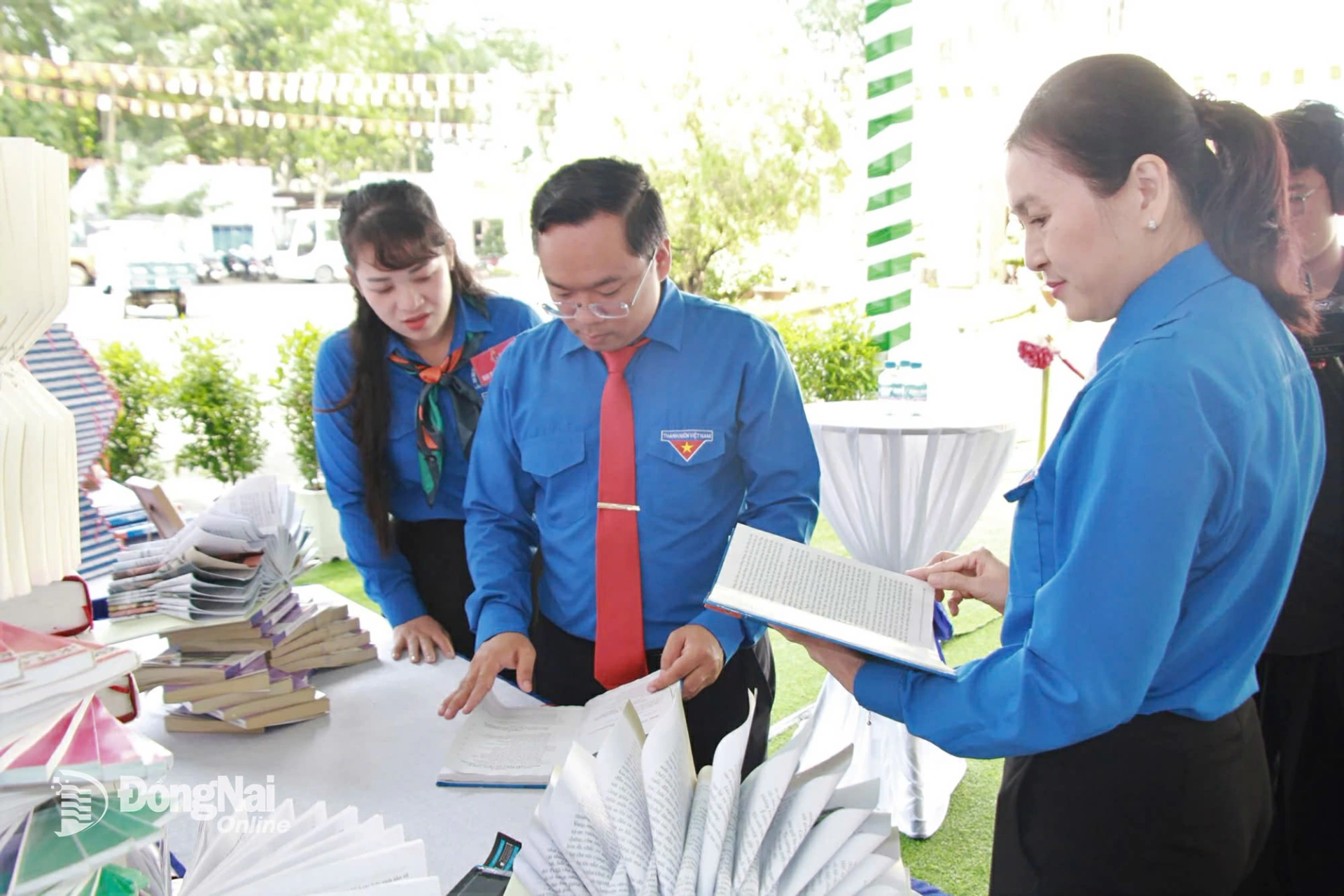 Các đại biểu tham quan không gian trưng bày bên lề đại hội. Ảnh: Nga Sơn