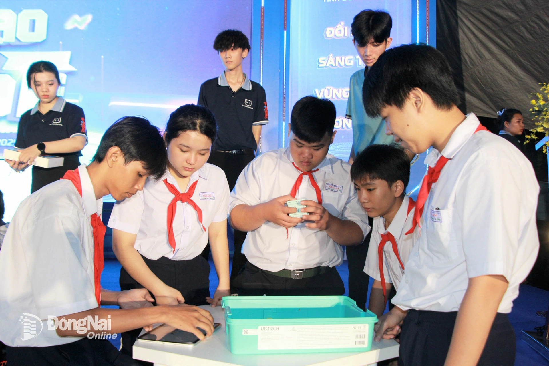 Các em thiếu nhi tham gia Cuộc thi Sáng tạo robot tại Ngày hội Thanh niên tiên phong đổi mới sáng tạo tỉnh Đồng Nai năm 2025.  Ảnh: Nga Sơn