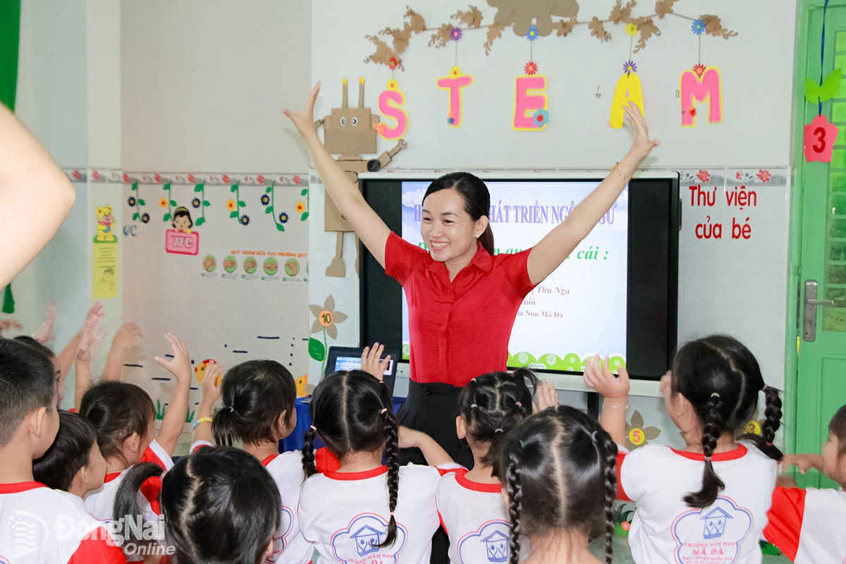 Cô Nguyễn Thị Thu Nga hướng dẫn học sinh khởi động bằng những hoạt động sôi nổi trước giờ học chữ. Ảnh: Nga Sơn

