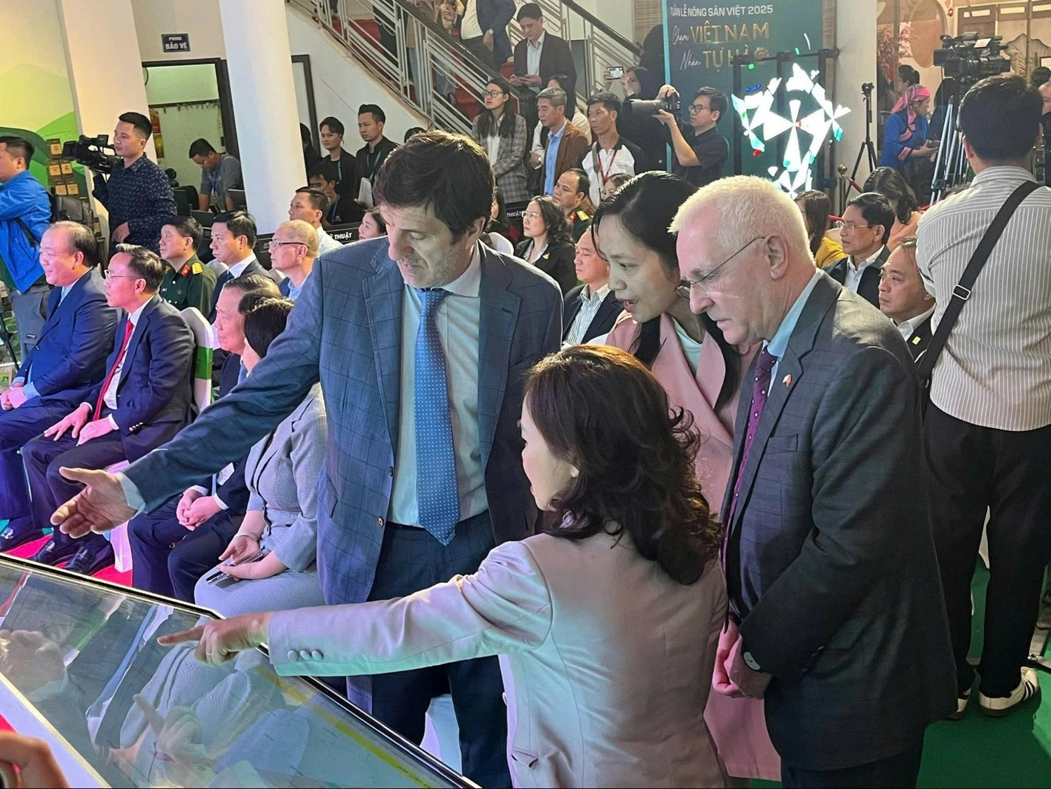 Đại điện Bộ Công Thương giới thiệu tới khách tham quan sử dụng Bản đồ số Nông sản Việt 2025. (Ảnh: Phương Trang/Vietnam+)
