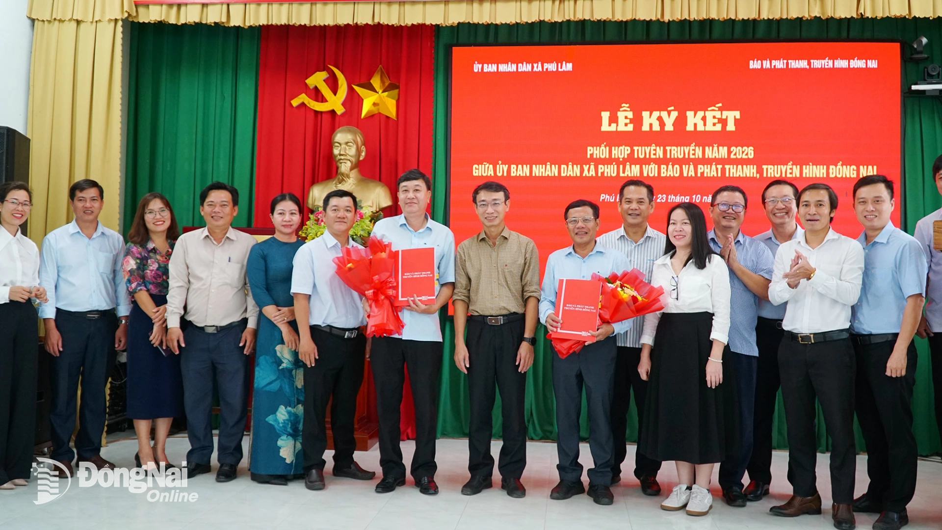 Dong Nai Newspaper and Radio, Television and Phu Lam commune sign a media cooperation agreement. Photo: Minh Hanh